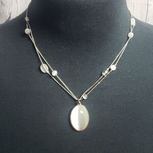 White Pendent Necklace 